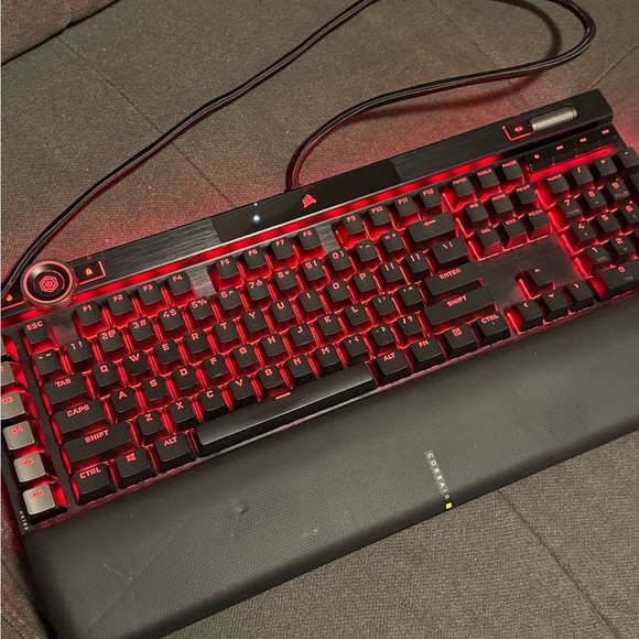Corsair Keyboard with Vibrant multi colored Lighting - Picture 1 of 4